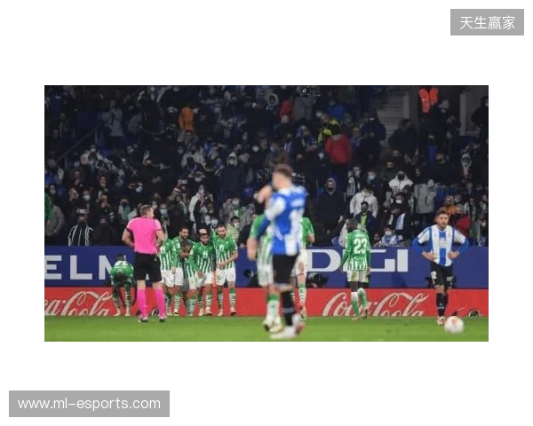 西班牙名嘴：维尼在替补席发笑不职业，在哪都该被开除